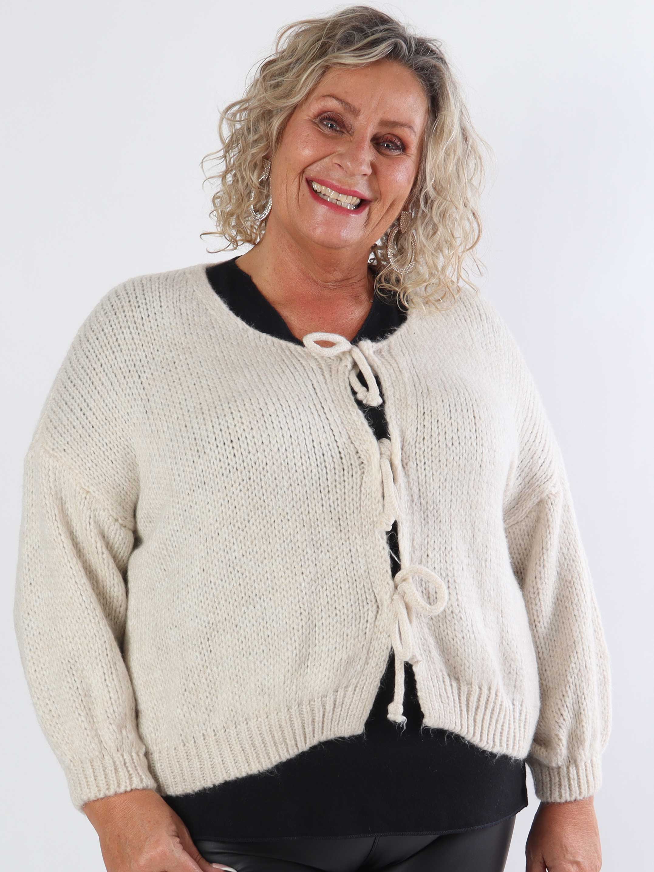 Kimberly - Sød plus size strikcardigan med sløjfer